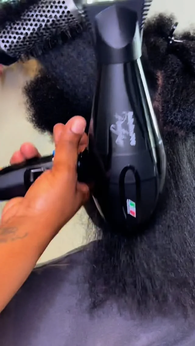 Round brushing isn’t just for straight hair—it’s a game changer for natural textures too. With the right technique, you get smoother blowouts, less frizz, and silk presses that last longer. 🖤 My By Nasetia eBook breaks it all down