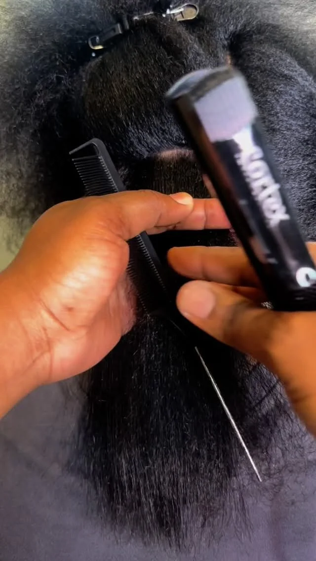 With the right tension + proper blow-dry, a true silk press only requires one pass. * My By Nasetia eBook breaks down the exact round brush and blow-dry techniques that make this possible.
Learn how to achieve silky, lasting silk presses without comp