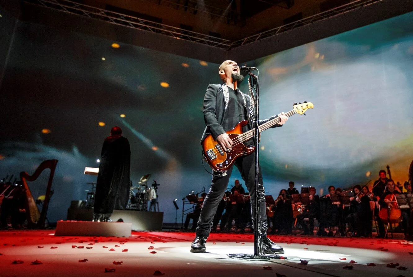 Carlos Escobedo, en uno de los conciertos de la gira sinfónica. / JAVIER BRAGADO