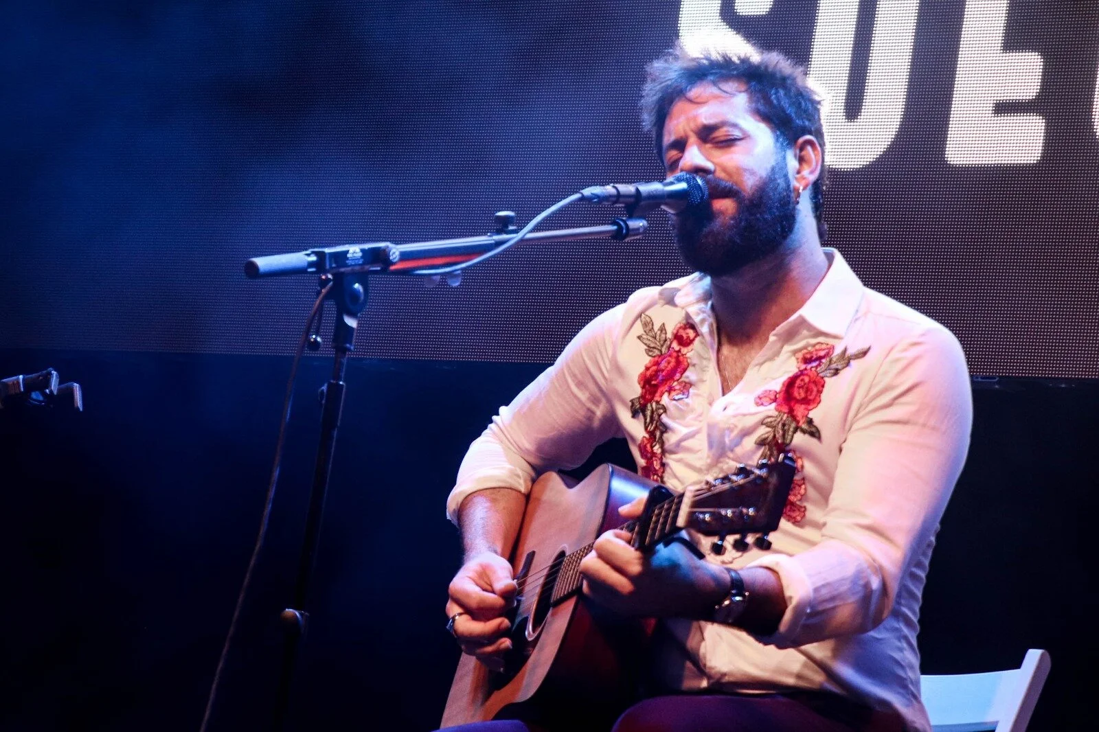 Rafa Val, y su camisa especial para los conciertos en Murcia, durante el concierto. / SERGIO MERCADER