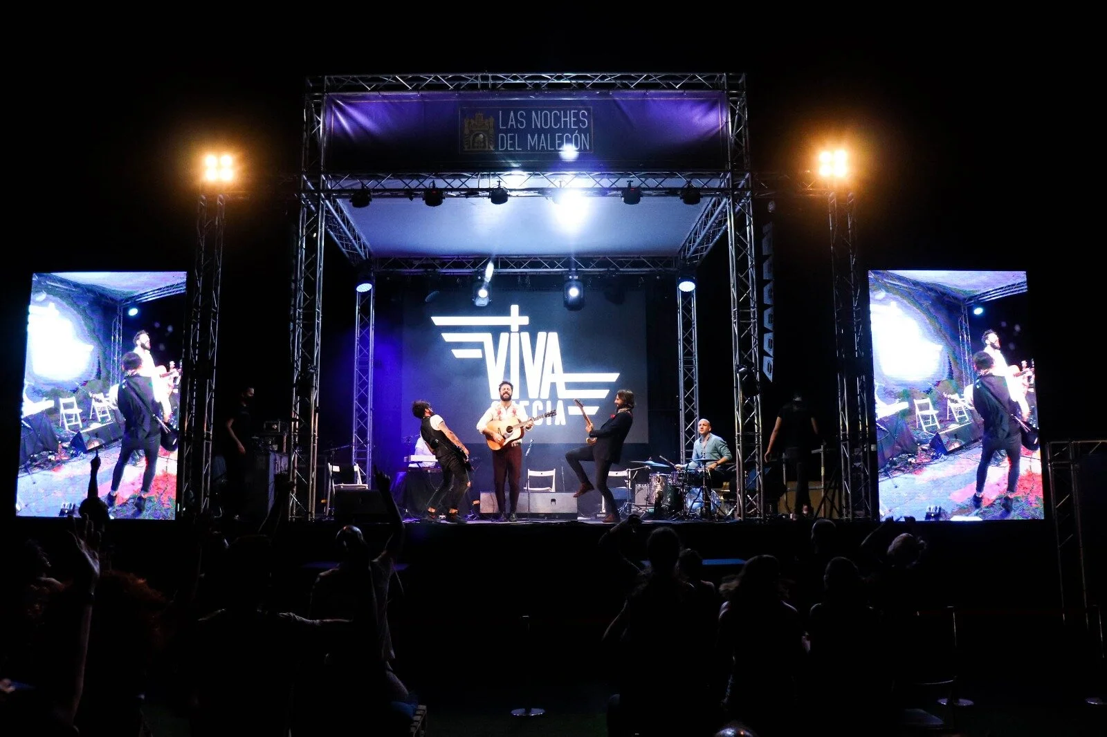 Aunque casi la totalidad del tiempo permanecieron sentados, la banda acabó con su clásica imagen de cualquier ‘show’. / SERGIO MERCADER