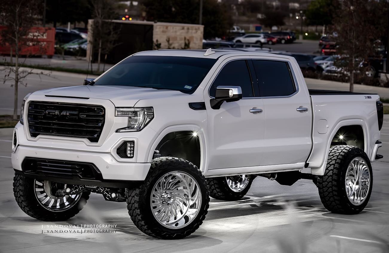 🏌🏽&zwj;♂️Throwback Thursday on a full color match white out with smoked tails with 20 rock lights in all the right areas!! Glossed out black grill ! 
🕺🏽OWNER: @forged_jonathan @jphin23
💥@mcgaughys 10&rdquo;
24x14 and 37x14.50 Tires!
.
.
________