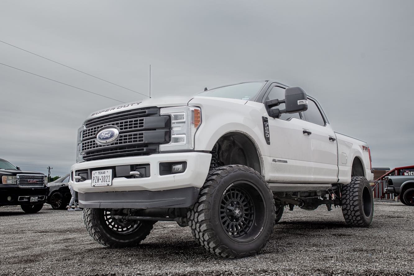 💥#fordfriday #frontendfriday
👉 8&rdquo; @readylift
👉 @hdoffroad 22x12
👉 @versatyre MT HD 37x13.50
👉 @bdssuspensions adjustable track bar
.
.
__________________________
☎️ 682-666-8374
🌎 www.neversatisfiedKustoms.com
📧 info@nskustoms.com
💴 SNA