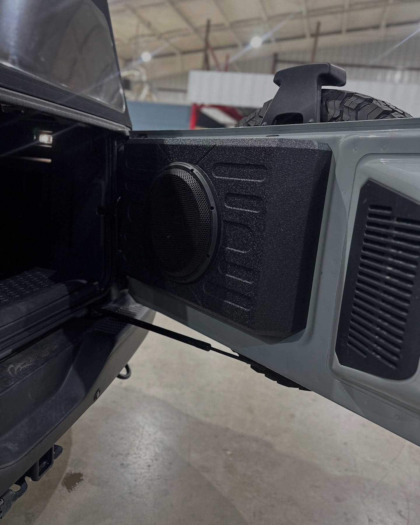 Ford Bronco came in for a quick audio install 
@stinger.solutions compact box setup that fit perfect on the tailgate equipped with a 10&rdquo; audio control sub and a @audiocontrolinc LC-1.800 monoblock sub amp .. this setup hammers pretty good for i