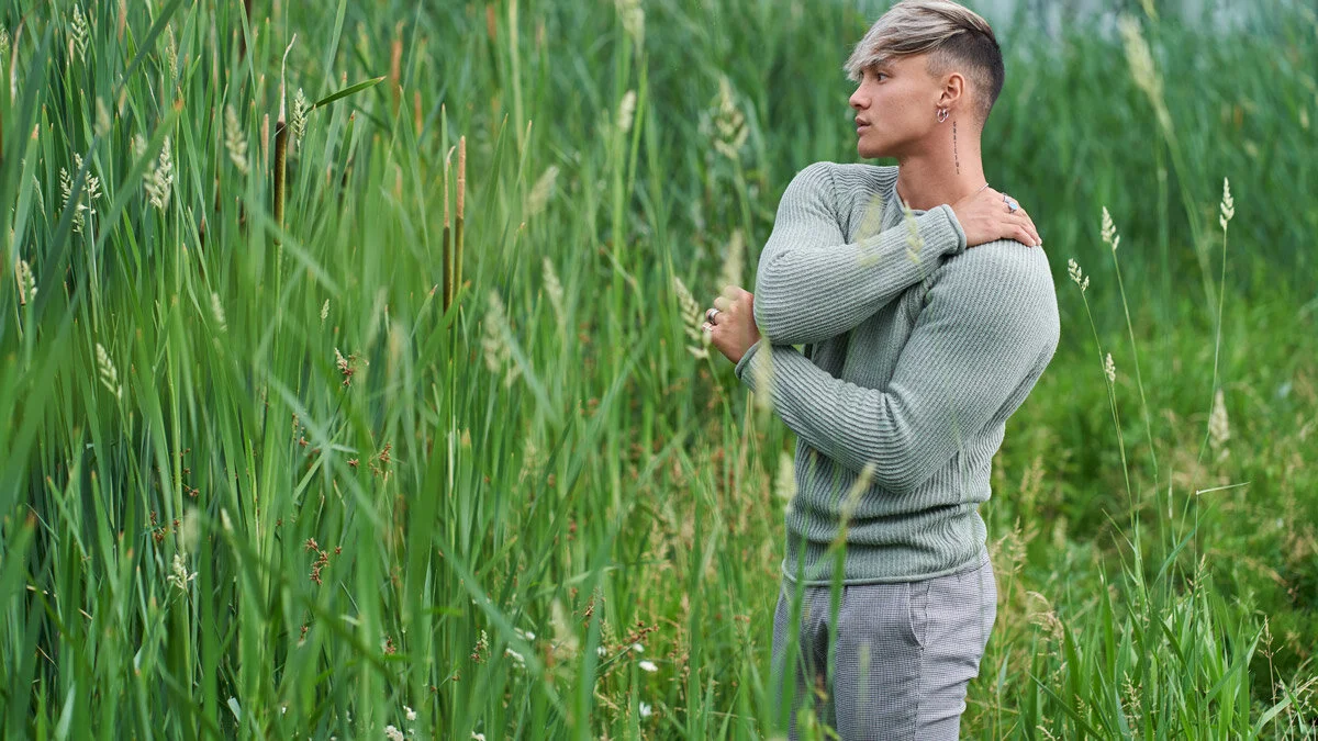  Photographie éditoriale mettant en valeur Tristan Defeuillet Vang dans une ambiance printanière authentique. Un visuel idéal pour une campagne mode masculine, une collection prêt-à-porter ou une publicité lifestyle. L’élégance naturelle et la douceu
