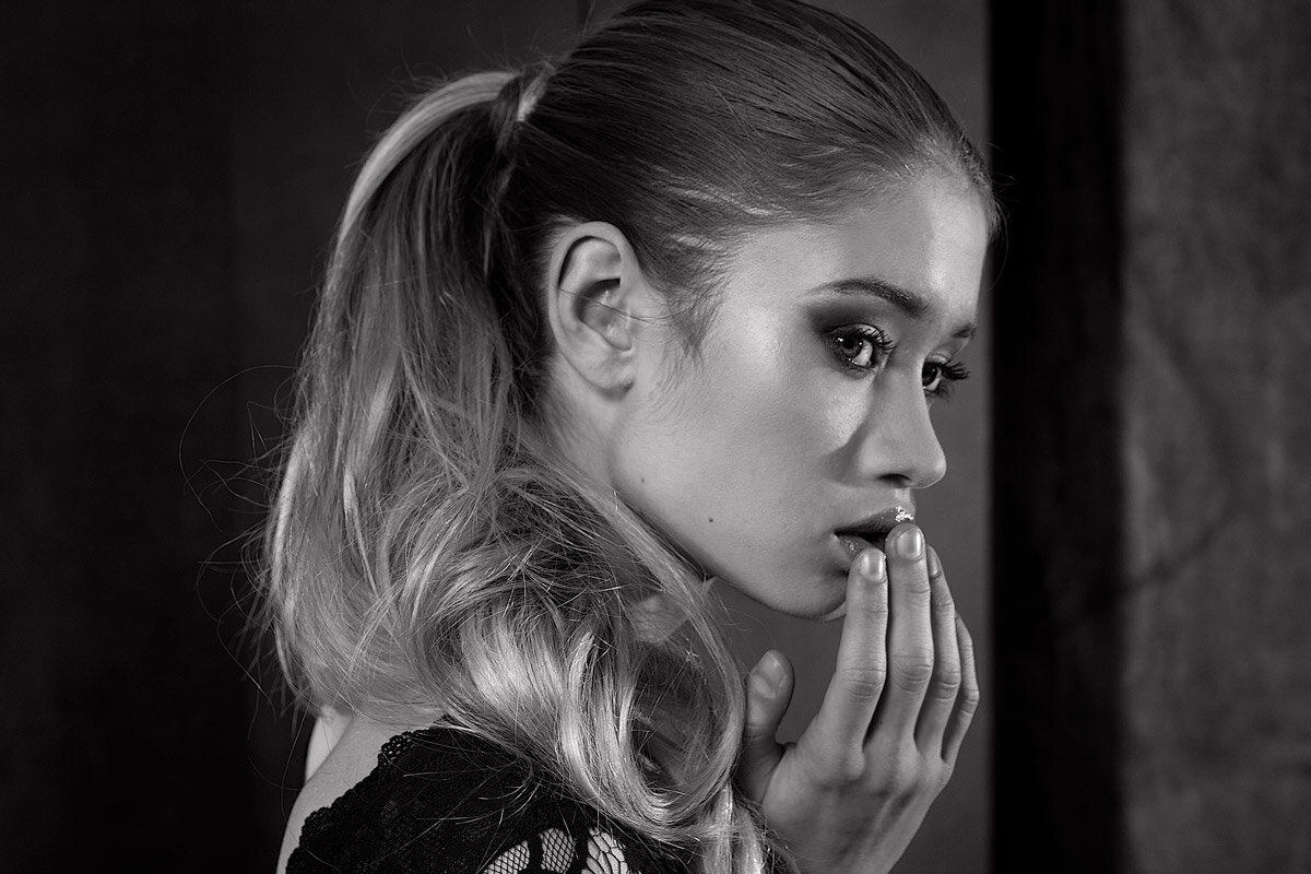Portrait glamour de la mannequin Elea Fouchard.