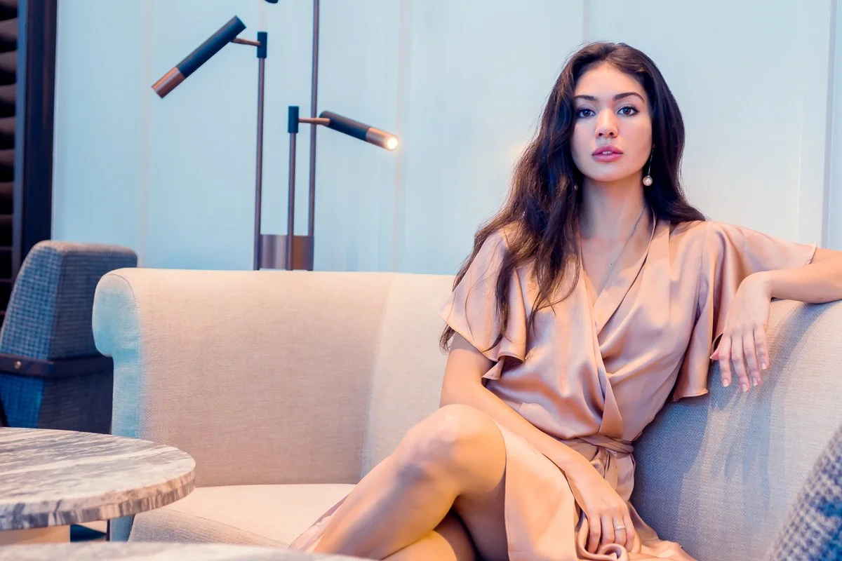  Un portrait raffiné capturant l’élégance contemporaine à travers une mise en scène lumineuse et sophistiquée. Idéal pour les marques de mode haut de gamme cherchant une image épurée et intemporelle. Une photographie pensée pour sublimer les collecti