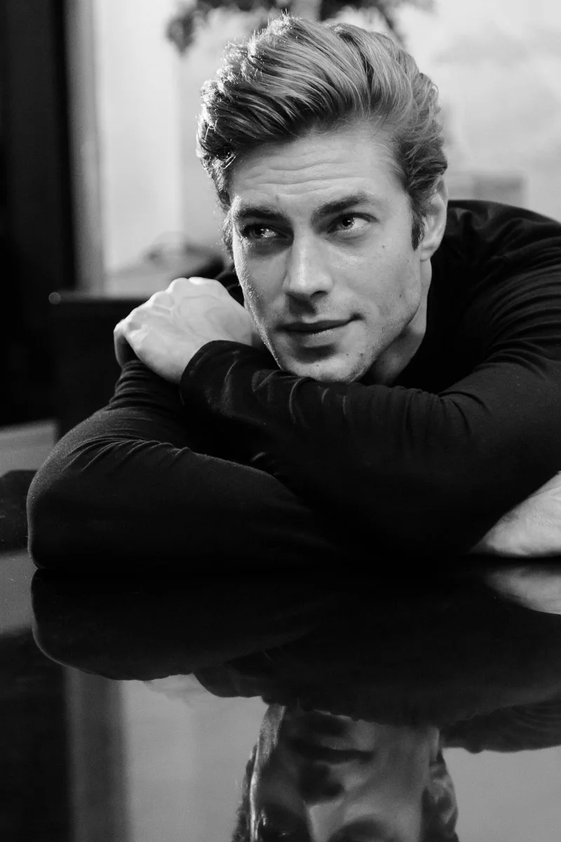  Un portrait noir et blanc saisissant de Marian Dragan, capturant l’élégance intemporelle et le charisme masculin. Un visuel sophistiqué, idéal pour les campagnes de parfum et de mode masculine. L'éclairage subtil et le regard captivant ajoutent une 