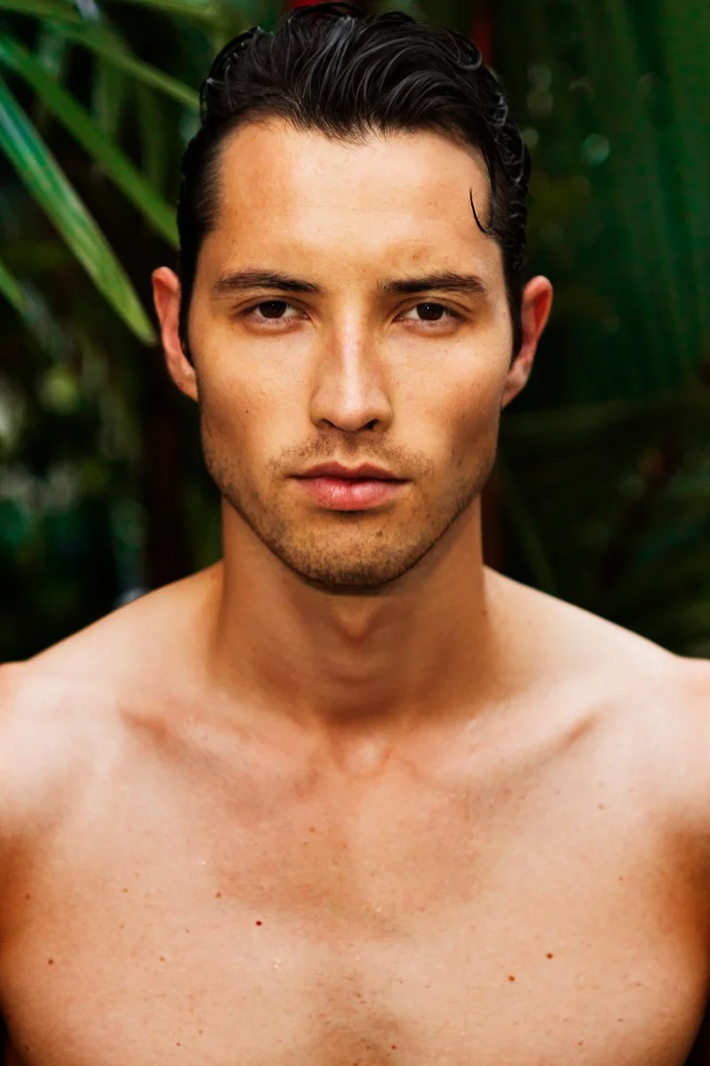  Shooting éditorial avec Aibek Ra, capturant un portrait masculin intense et raffiné. L’éclairage naturel et le décor luxuriant soulignent la puissance du regard et la texture de la peau. Un visuel idéal pour les magazines mode, les campagnes beauté 