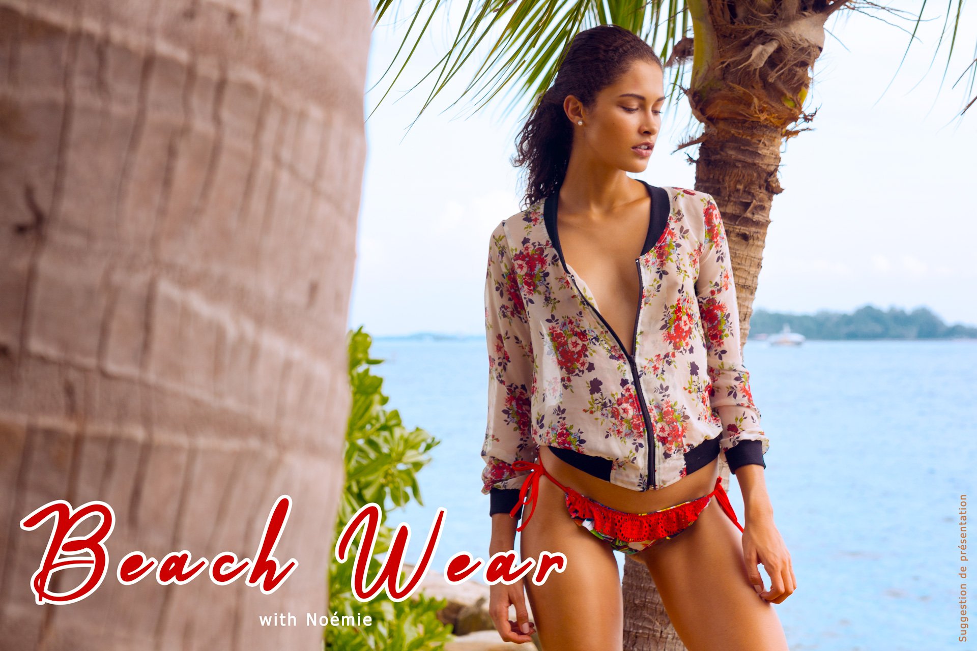 Portrait de mode capturé dans un cadre tropical avec la modèle Noémie Mazella portant un bikini rouge et une veste florale légère. Une ambiance estivale et décontractée, idéale pour les campagnes de mode balnéaire, swimwear ou lifestyle. Le décor na