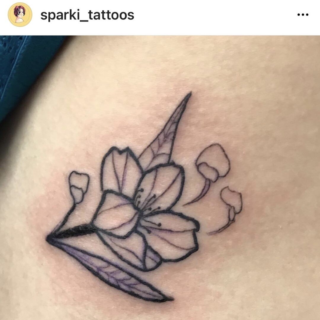 Black and grey cherry blossom by @betterbuttercare artist @sparki_tattoos⁠
*⁠
*⁠
*⁠
*⁠
*⁠
#allnatural #madeincanada #madeinsmallbatches #skincare #aftercare #tattooaftercare #tattoos #tattoorefresh #dryskin #beforeduringafter #toronto #shoplocal #sup