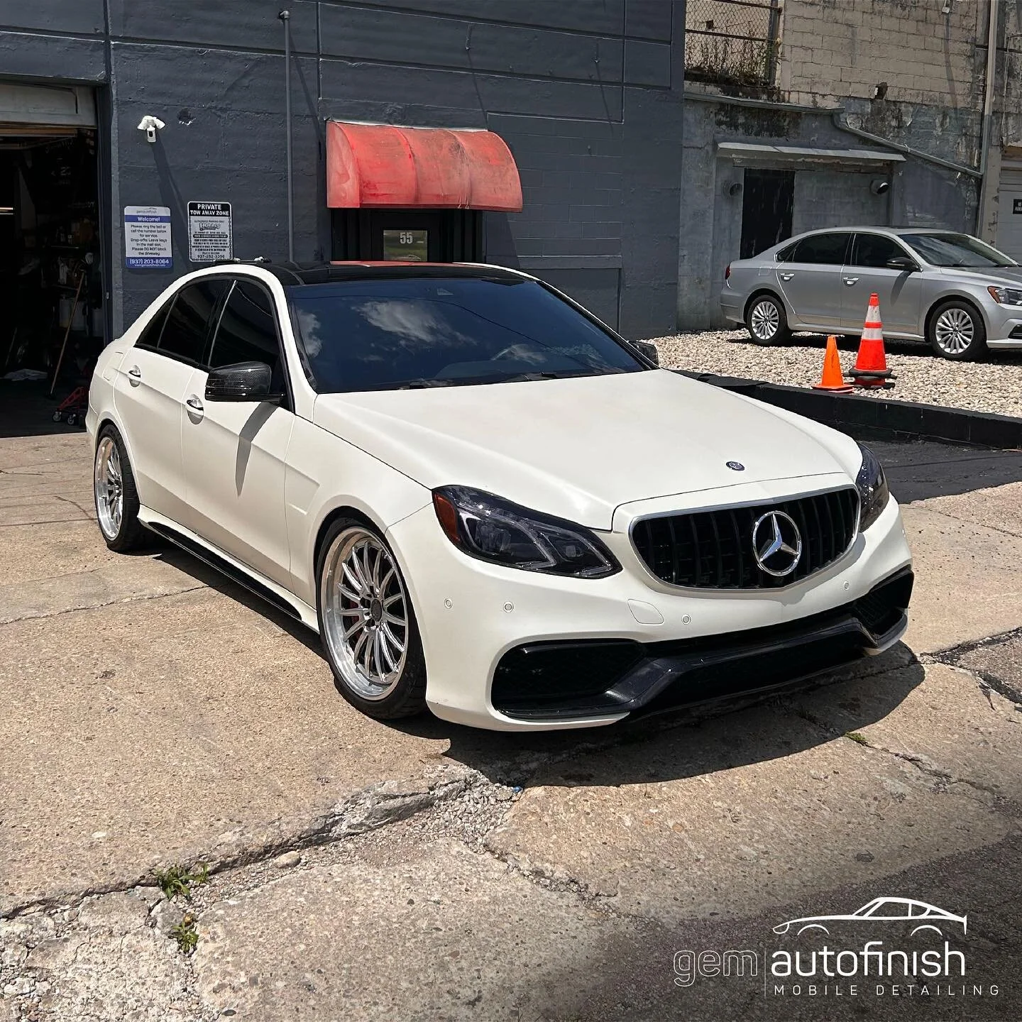 The guys had an opportunity to work on this very unique matte white, AMG E Class!🔥 Check it out!⁣
⁣
#mercedes #eclass #amg #auto #detailing #gemautofinish #dayton #ohio #ripwill #mattepaint #carwash