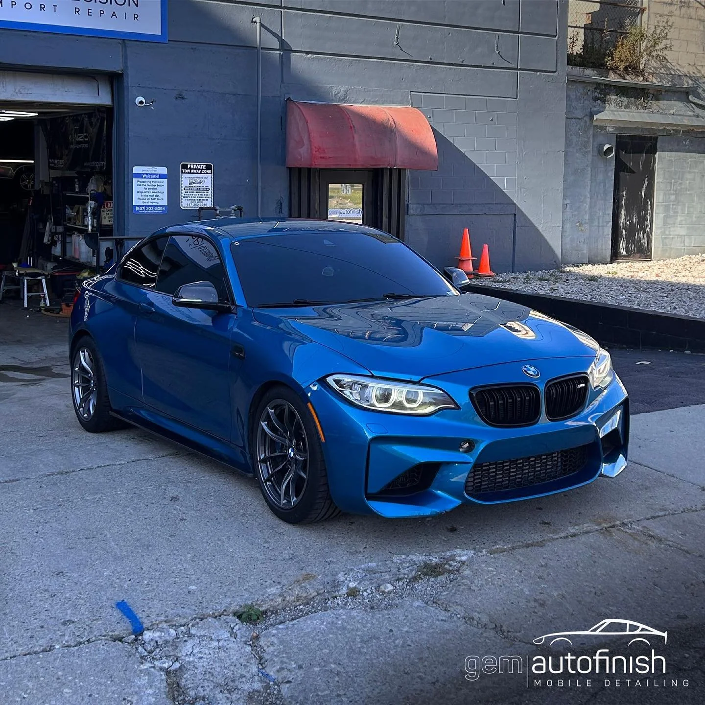 The team spent a few days removing an awful matte black vinyl wrap from this 2 Series to expose this beautiful blue metallic paint! Fingers are very sore after this one.😆⁣
⁣
#auto #detailing #dayton #gemautofinish #bmw #M2 #vinylwrap