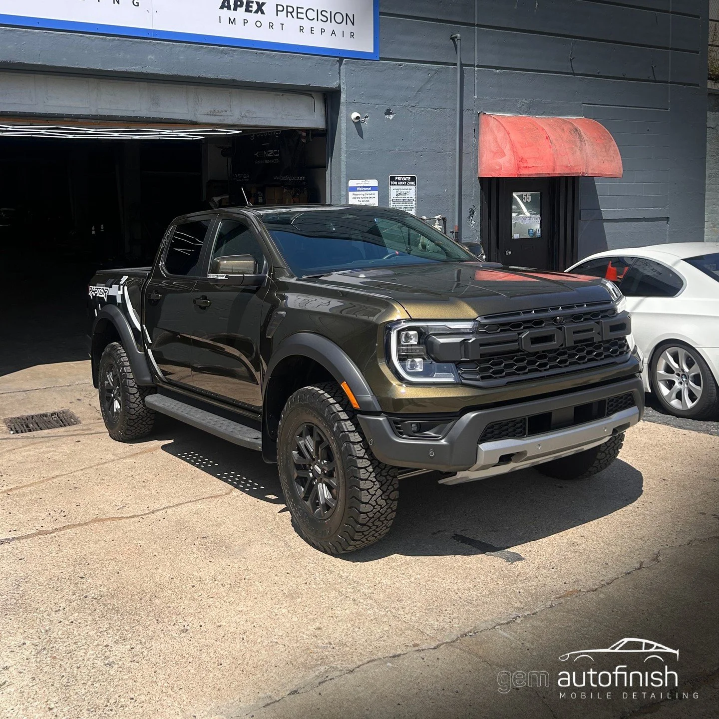 Check out this new Ford Ranger Raptor that we had the pleasure of working on! Great car in a great color. It's paint will be protected for the next 5 years with IGL Kenzo!

#ford #raptor #ceramic #coating #iglkenzo #auto #detailing