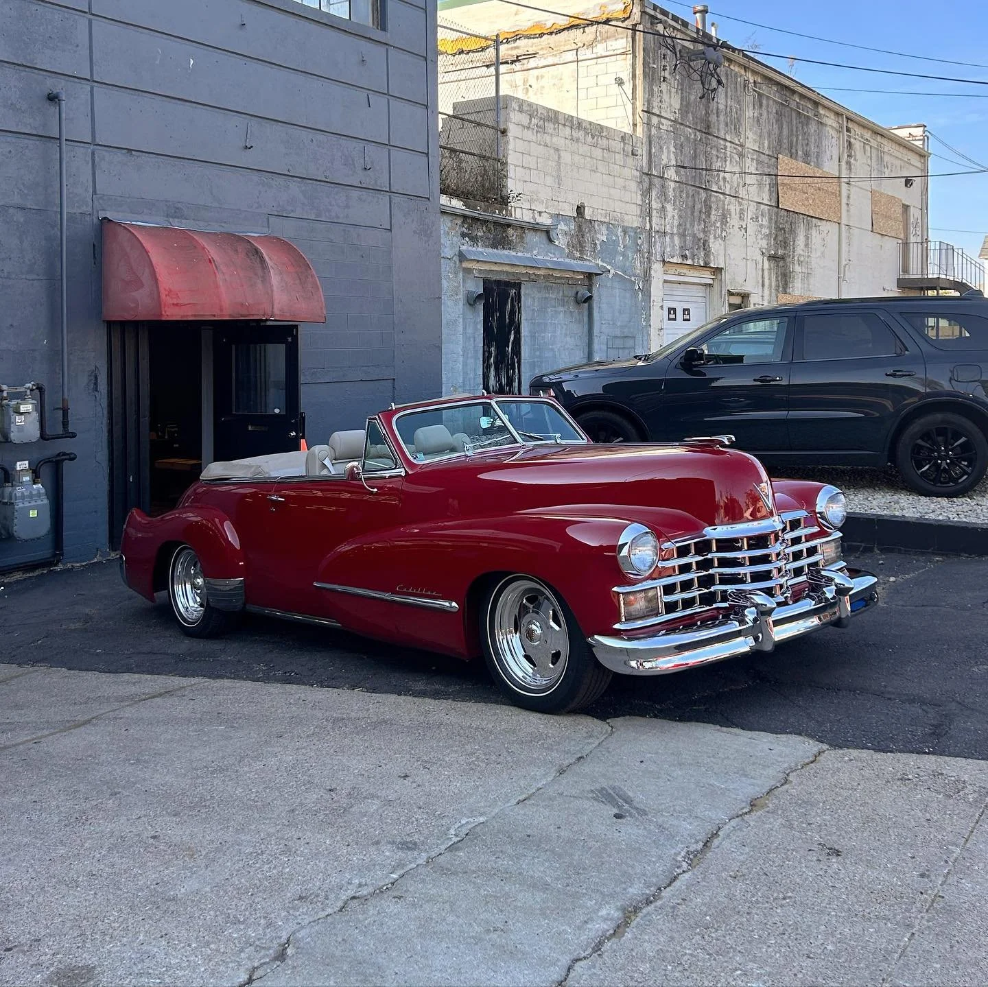 This awesome Cadillac came in to have all its foggy chrome polished. Check out the results! ⁣
⁣
#auto #detailing #classic #cadillac #gemautofinish #dayton #hotrod #restomod #vert