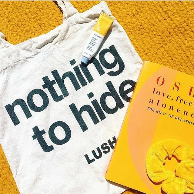☀️BRANDS WE TRUST☀️
.
.
@glossier Mango Balm Dot Com and @lushcosmetics “nothing to hide” tote🍋
.
.
Repost from @abigalecoleman ✨
.
.
#wavellite #wavellitemedia #brandswetrust #whatsinyourbottle #thinkdirty