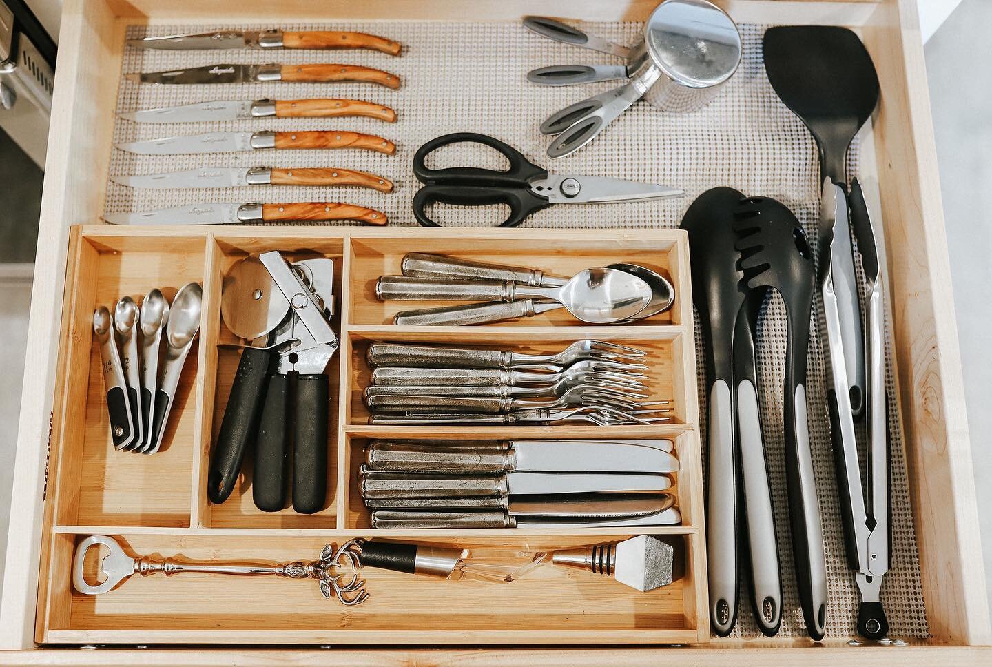 It&rsquo;s the perfect time to organize your every day cutlery drawer. ✨
I love using these bamboo organizers to create designated zones for each utensil 😍 
.
.
@thecontainerstore #thecontainerstore #categories #cutlery #clean #simple #organization