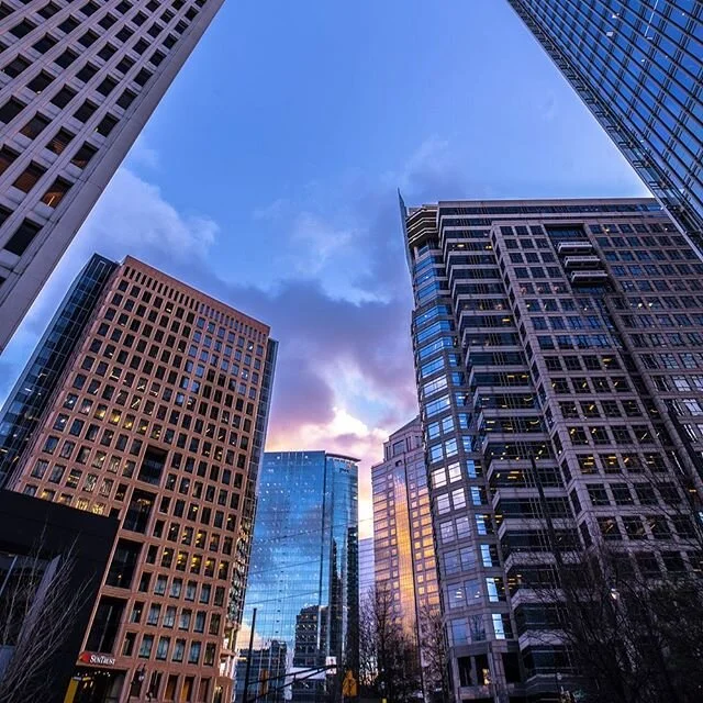 sunset on Peachtree a few days ago.
.
. 
#architecture #architecturephotography #atlantasnaps #weloveatl  #photographylife #photooftheday #sonyalpha #sonya7iii #winter #discoveratlanta #atlantaga #streetphotography #citylights #clouds #cloudscape #ci