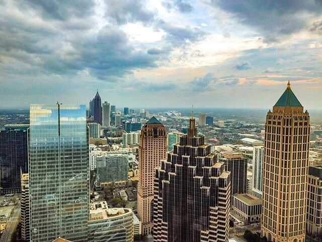 Whispy pre sunset downtown ATL
.
. 
#architecture #architecturephotography #atlantasnaps #weloveatl  #photographylife #photooftheday #sonyalpha #sonya7iii #winter #discoveratlanta #atlantaga #streetphotography #citylights #clouds #cloudscape #citysca