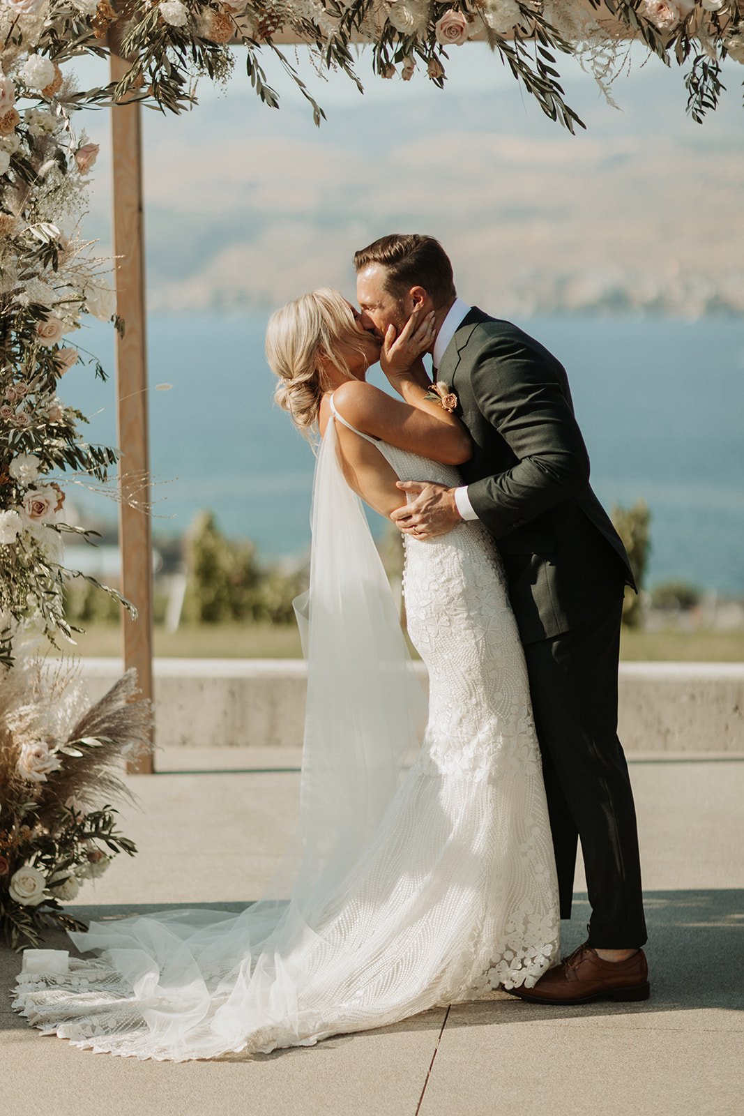 Hannah+Daniel_Lake_Chelan_Wedding-500.jpg