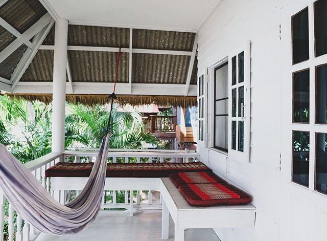 Good things come in small packages. Allow the white wooden walls and ceilings of our smallest hut invite you into a state of pure light and bliss. Swing on the outdoor hammock and ride the waves of serenity as the tides sing their song. 🌊
#oceanexpe