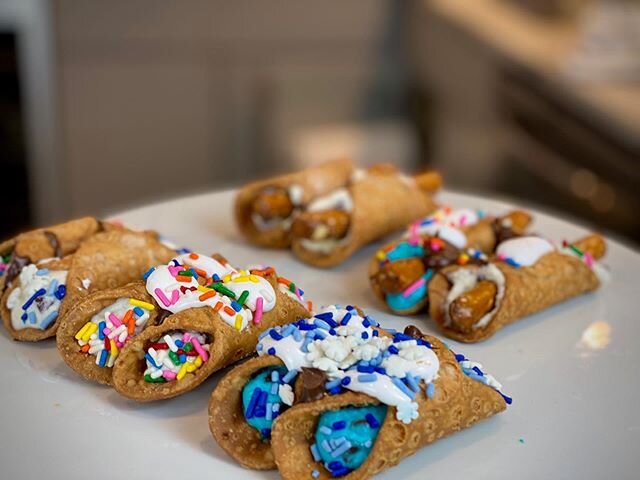 Thank you for joining my virtual baking class 👨&zwj;🍳✨ on Friday for @greatbigjewishfoodfest . 🔯 I loved teaching you how to make &ldquo;Holy Cannolis.&rdquo;😍 These are mine☝️(before my family helped me eat them!)😋
.
.
.
#cannoli #gingeesays #b