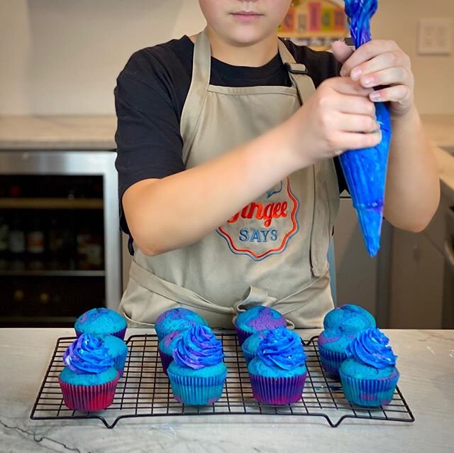 SPREAD LOVE (and icing) NOT HATE ☮️
Ombré Blue Cupcakes 💙🧁 to lift everyone&rsquo;s spirits. Hoping my baking can spread a little bit of joy and happiness during this sad time✨ Stay safe everyone!
.
.
#cupcakes #blueombrecupcakes #cupcakeart #cupc