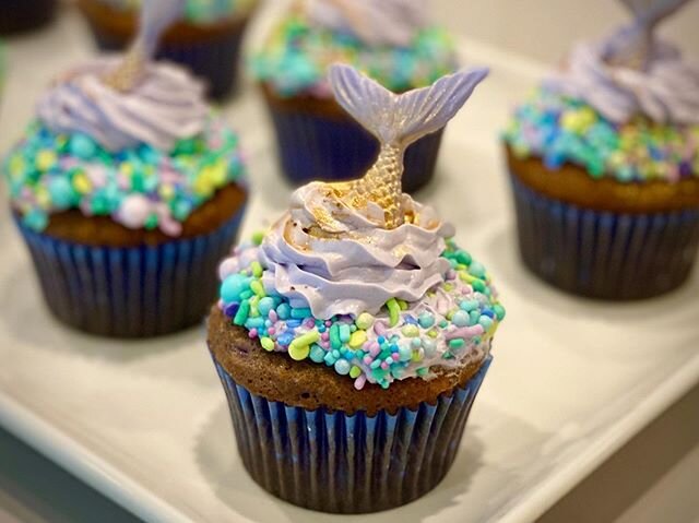 Under the sea 🌊🧜&zwj;♀️Vanilla cupcakes and frosting topped with a white chocolate, gold dusted mermaid tail✨Tag a friend who would love these 🐠 .
.
.
#cupcakes #undertheseacupcakes #cupcakedecorating #homemadedesserts #homemade #baking #kidsbakin