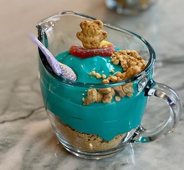 A &ldquo;beary&rdquo;🐻cute &amp; fun (edible) beach scene🏝I made while teaching a virtual class to kindergartners ✨Blue Pudding Ocean, Crushed Graham Cracker sand, &amp; a white chocolate molded mermaid tail dusted with gold✨🧜&zwj;♀️ Let&rsquo;s n