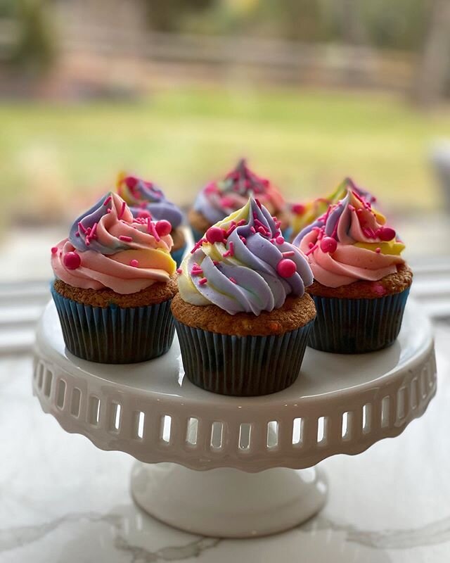 Another day, another batch of freshly baked ombr&eacute; cupcakes. A #GingeeSays signature💥🧁
.
.
.
#ombredesserts #gingeesays #cupcakes #ombrecupcakes #cupcakesofinstagram #delish #desserts #homemadecupcakes #foodnetwork #cupcakeinspo #desserttable