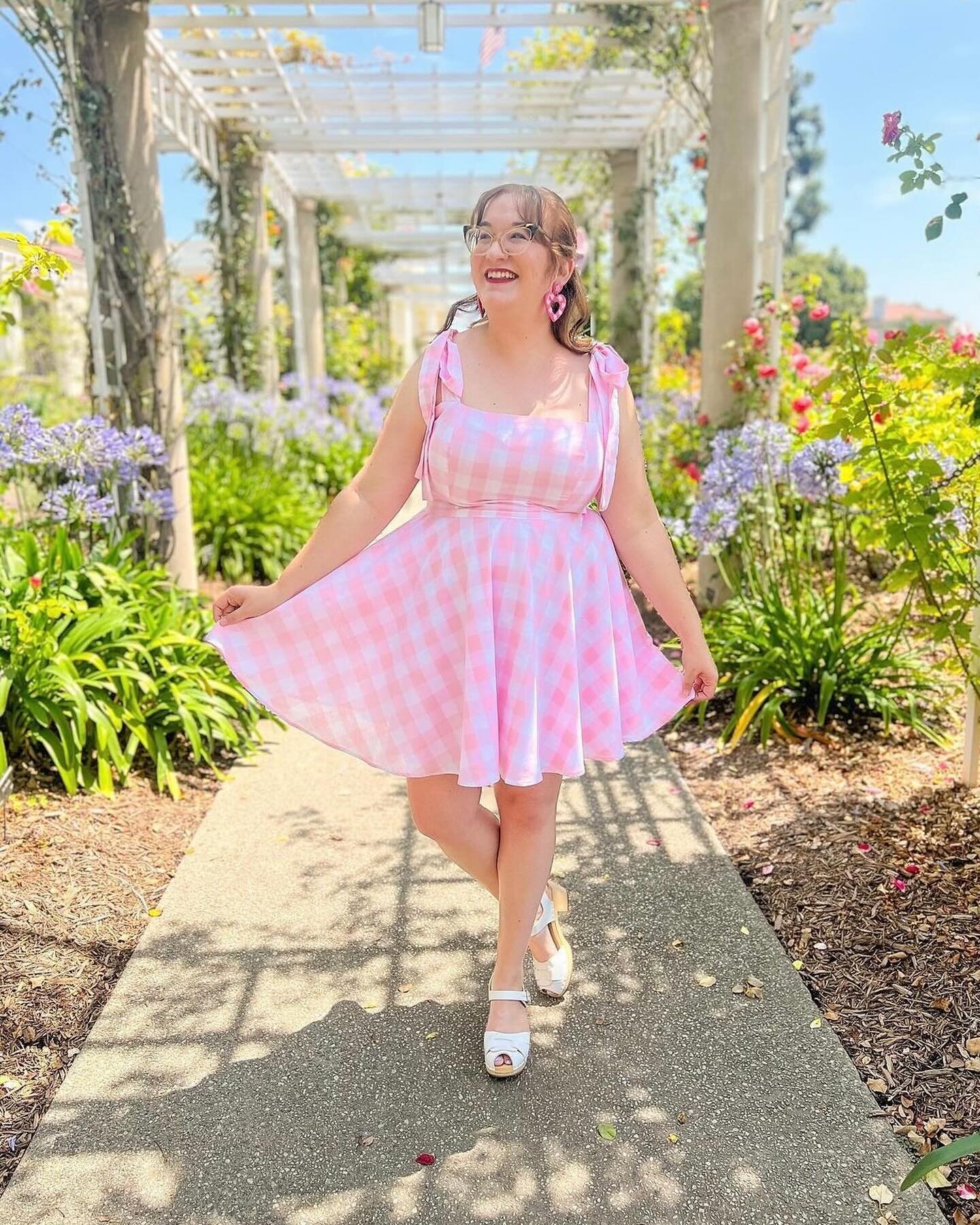 Hi Barbie! 🎀 It&rsquo;s Oscars night 🎞️

@room334 and @pixiedustedprincess looking so cute in the Dreamhouse dress.

I&rsquo;ll be sharing my favorite looks tonight in stories. See you there! #barbiestyle #pinkginghamdress #springfashion
