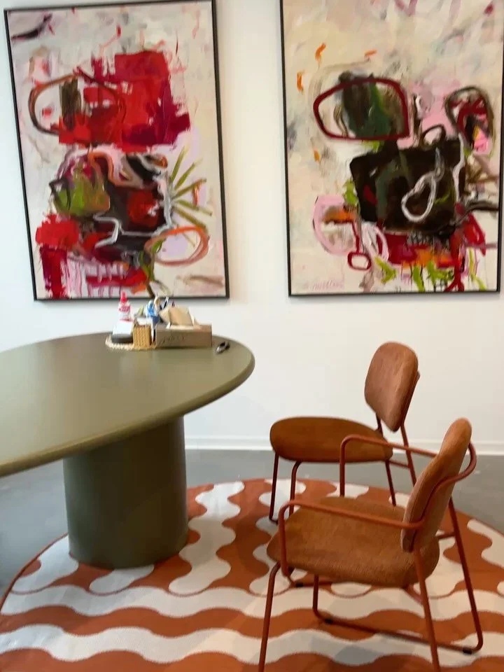 What a great surrounding for two of my paintings @lavole_deine_logopaedie in the heart of Munich😍

#contemporarypainting #m&uuml;nchen #steffimoellers