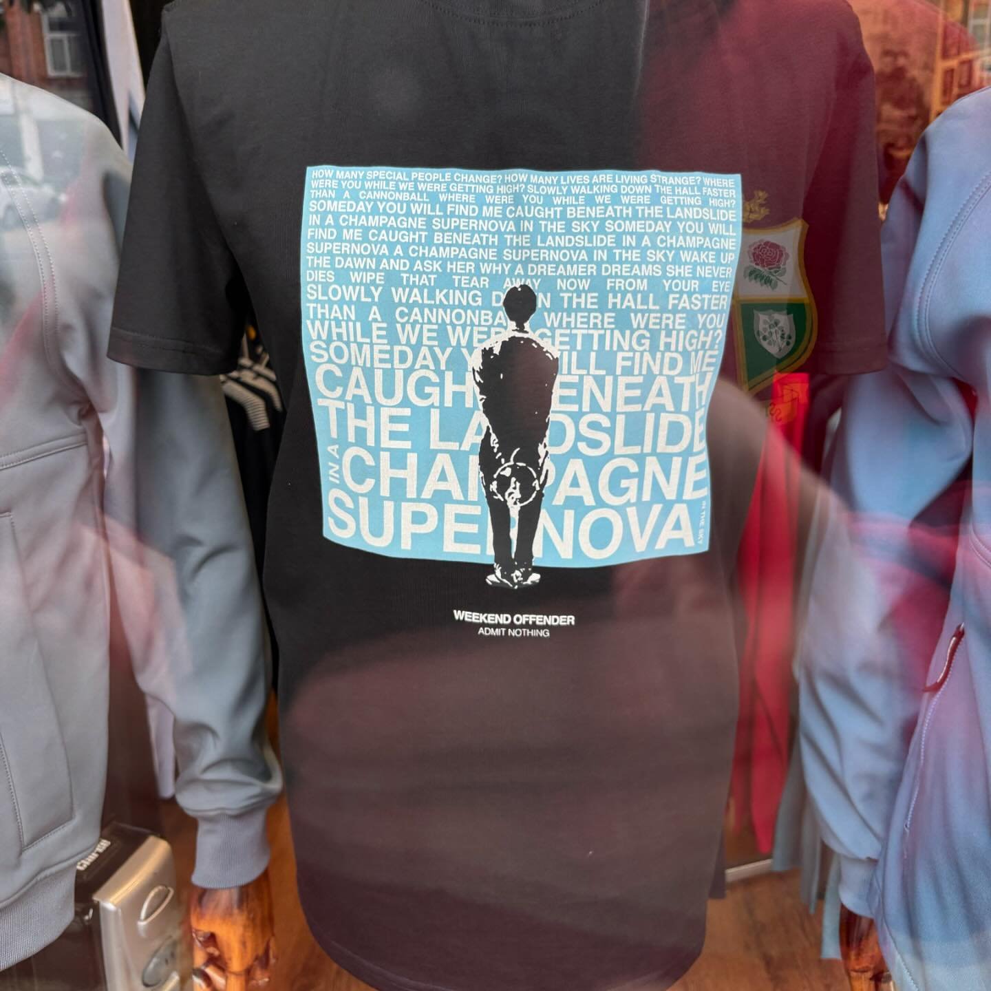 Loving this @weekendoffender Champagne Supernova t shirt in the window of @tonicsmenswear #oasis #mod #modscene
