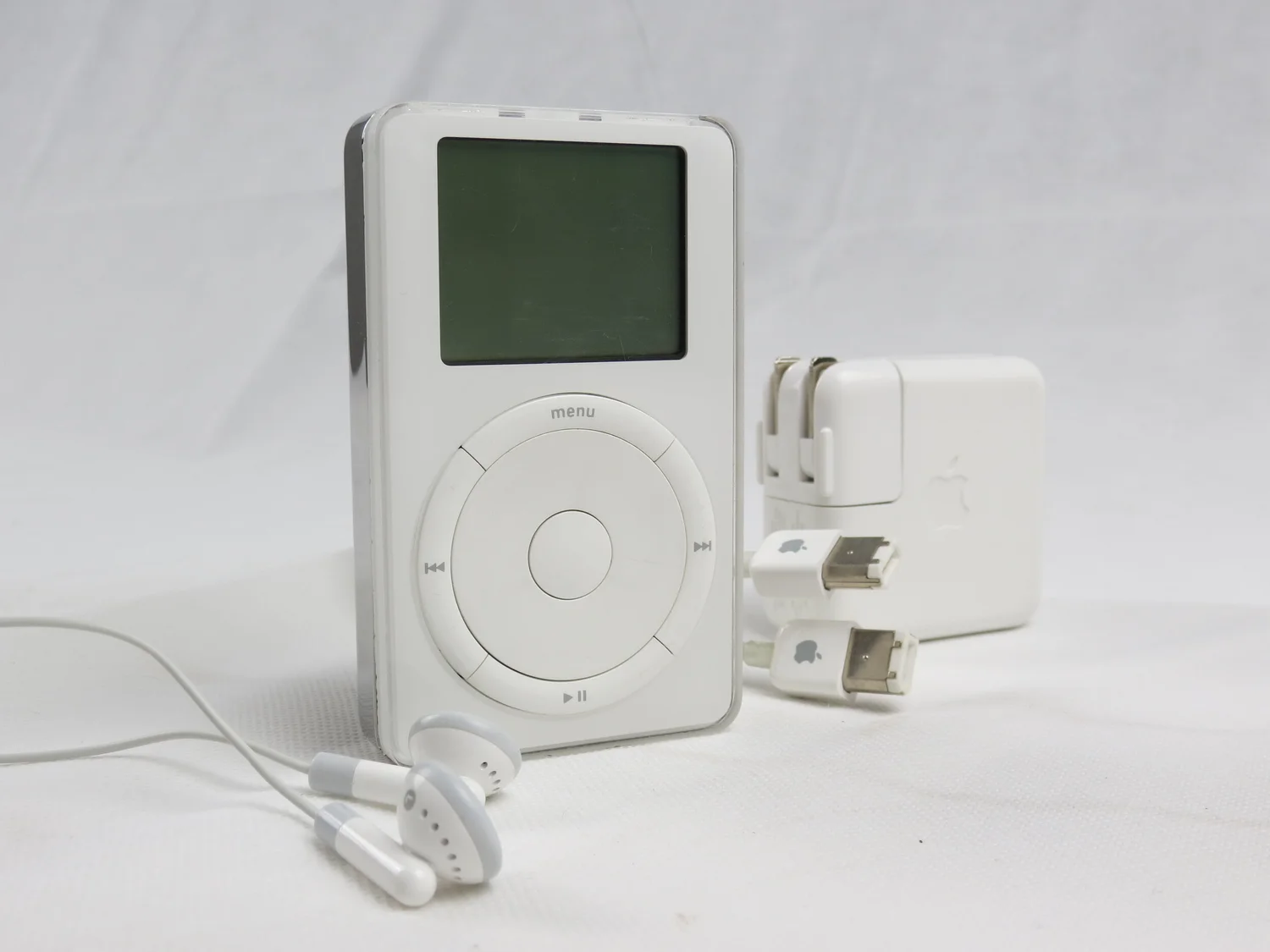 The First Apple Ipod - 5GB M8541 (2001) - ICONIC Antiques | Cool