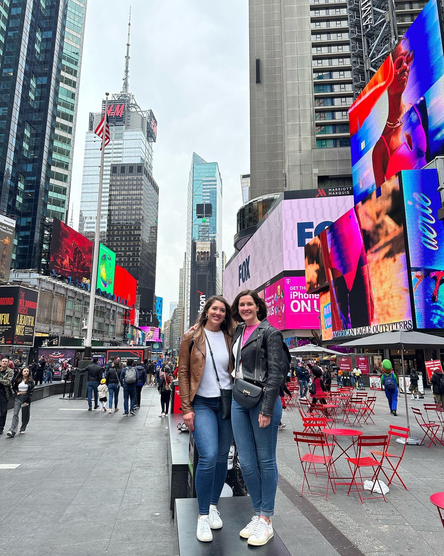 When two gals from London and the Midwest reunite in NYC. Welcome to New York vibes. 🌇✨💛