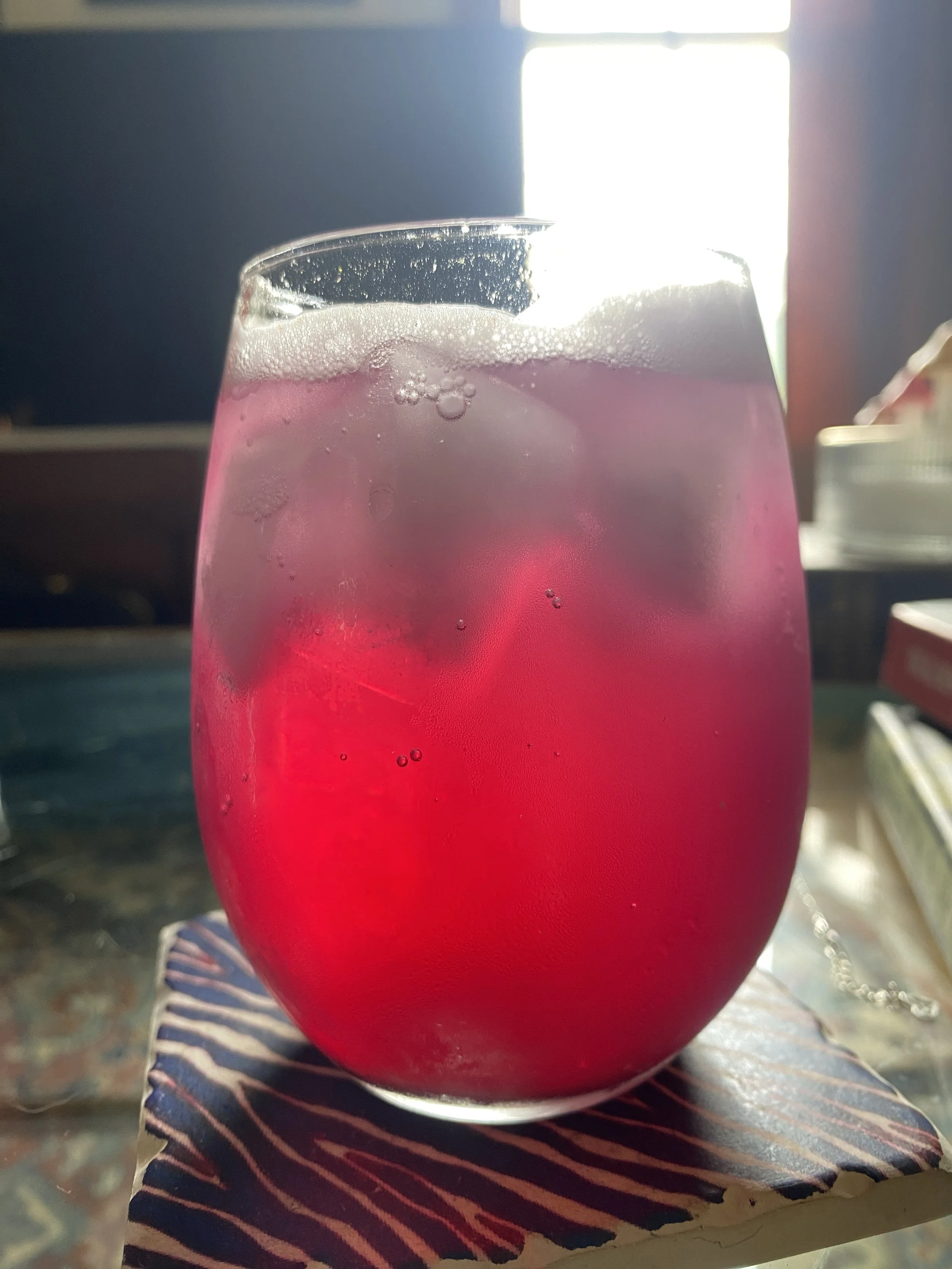 Elderberry soda - Non-alcoholic elderberry cocktail. NA elderberry drinks. Elderberry spritzer.