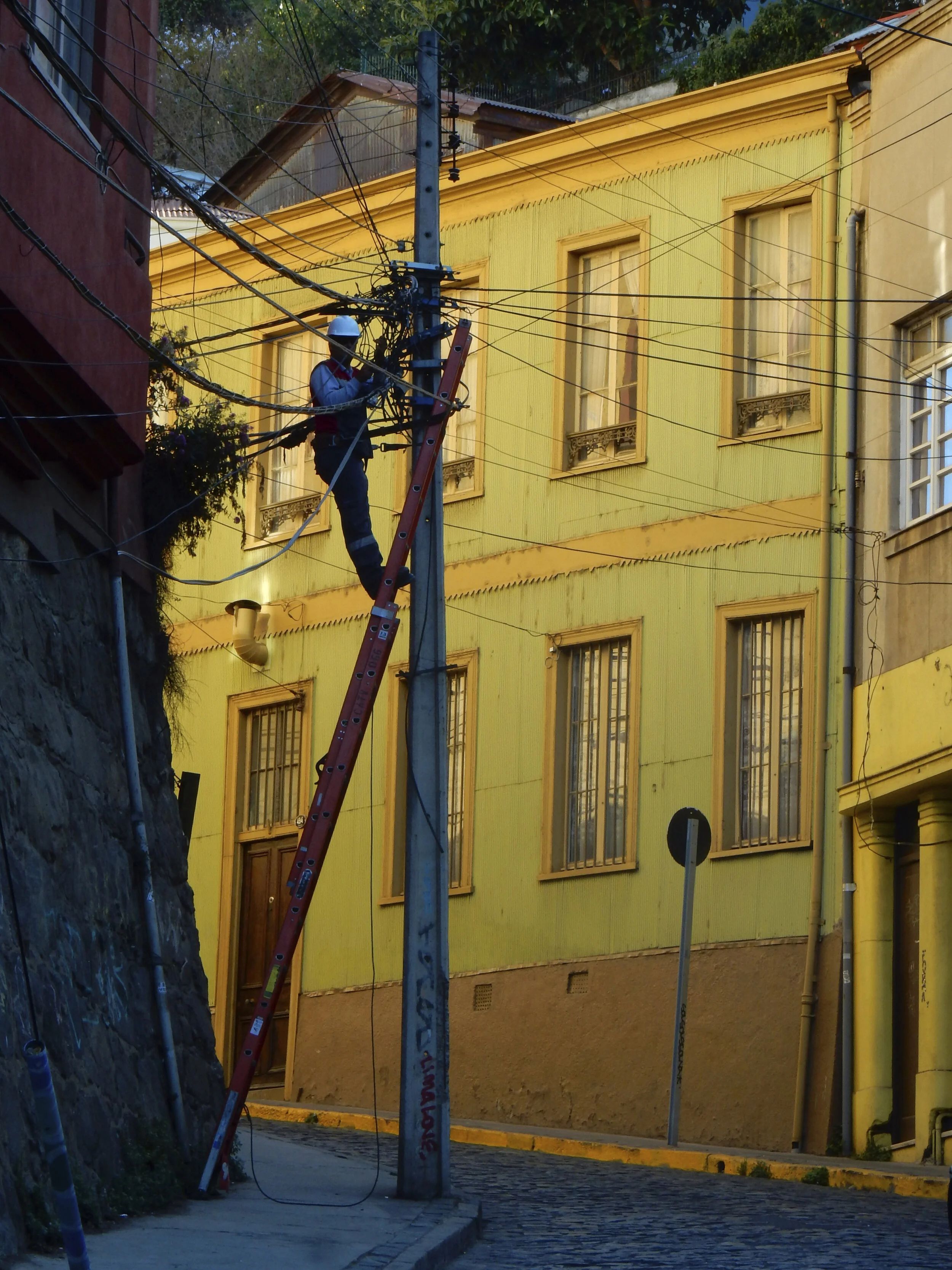 The cable guy, Valporaiso, Chile