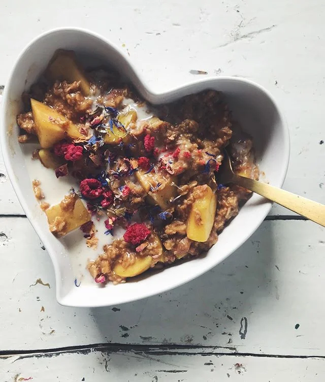 SNOW DAY PORRIDGE △▲.
1/2 cup GF oats cooked with 1 cup @wearerasa + 1/2 diced to apple + 1/4 tsp cinnamon + cardamom + 1 tsp culinary rose petals + teeny pinch Himalayan salt ― topped with a dash of @milkadamia unsweetened creamer, rose petals, free