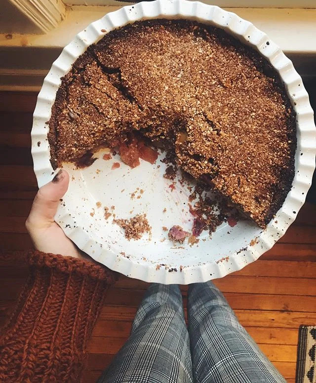 HIBISCUS + APPLE CRUMBLE ▲▵ &mdash; confession: I&rsquo;ve been eating this for breakfast every day since Thanksgiving 🤭 &mdash; the crust was made of almond meal, cassava and @miyokoscreamery &mdash; topped with local Hudson valley apples and dried