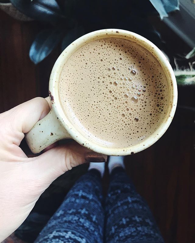 RASA EVERY DAMN DAY ▲▵ because it amplifies my morning elixir ritual &mdash; and all those adaptogens are 🤩. Today&rsquo;s moody weather brew: 2 cups OG @wearerasa blended in my old @lulitonix @vitamix (still going strong after 5+ years!) with 1 tbs