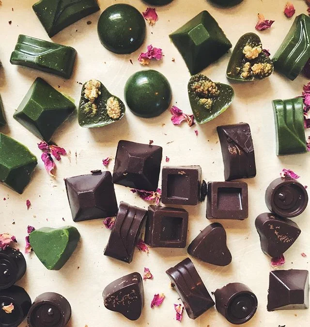 SUPER POWERED CHOCOLATE 🍫 
Cacao, lionsmane and mucuna // Matcha, Rose, Tocos and Vanilla ☾
(I make these extra potent for special events ▵▲).