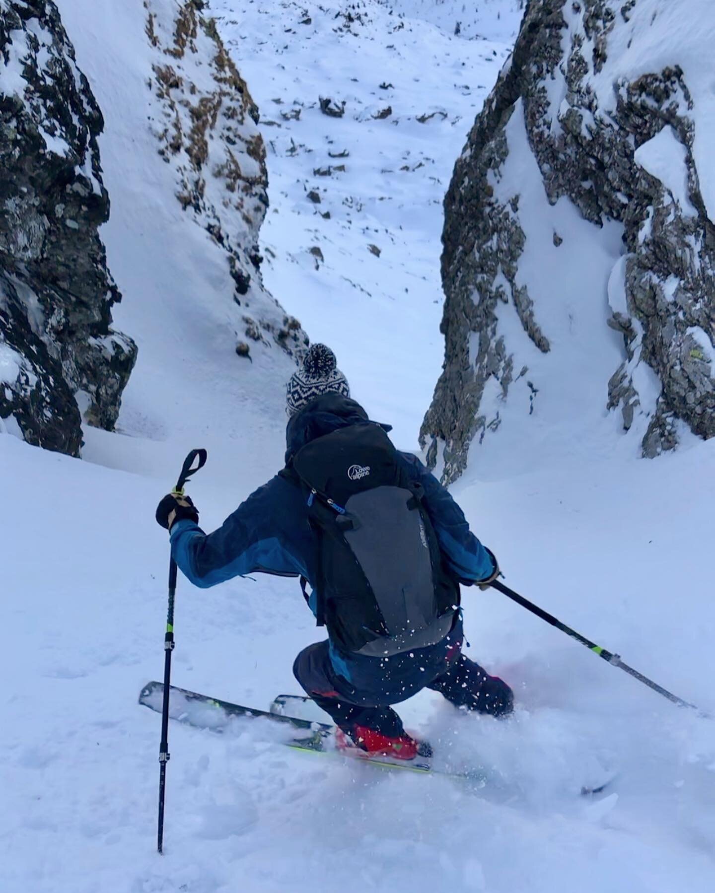 Geschwister-Skitour mit unverhofftem Abfahrts-Spa&szlig; 🎿⛷
@skimo_thiemo 

#skitouring #winterlove #couloirskiing #austria #coronaexil #skimountaineering #familyadventures #outdooradventures