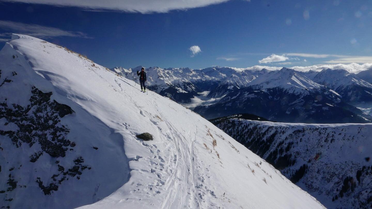 Another weekend this year ✨

War doch gar kein so schlechter Start ins neue Jahr! :)
📸 @skimo_thiemo 

#skitouring #skimountaineering #gipfelgl&uuml;ck #panorama #thatview #bergpanorama #bergblick #outdooradventures #happynewyear #mountainistalife