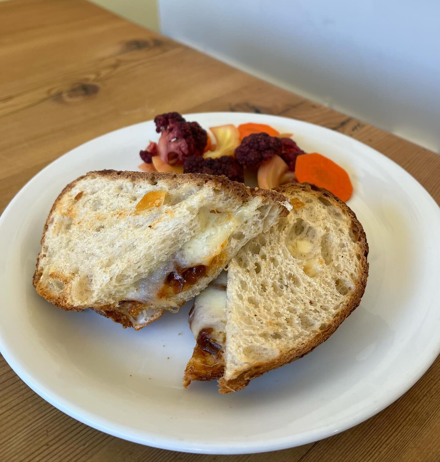 Have you tried our French Grilled Cheese? 
With a ridiculously good combination of cheese and carmelized onions, and a side of house made pickled veggies, it&rsquo;s sure to please!! 
Come on by and try it. 😋🇫🇷

#grilledcheese #lunch #vegetarian #