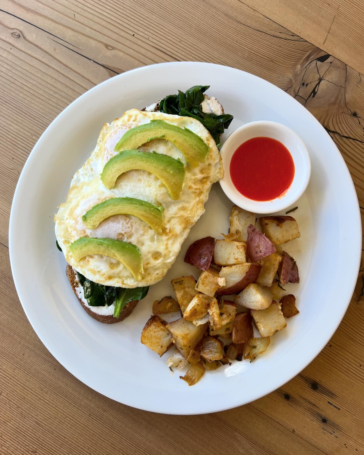 Introducing our Toast Florentine!  Made with goat cheese, saut&eacute;ed spinach, two fried eggs and topped with avocado slices.  It&rsquo;s served along side Julio&rsquo;s roasted potatoes and house made hot sauce.  Truly delicious!

#breakfast #toa