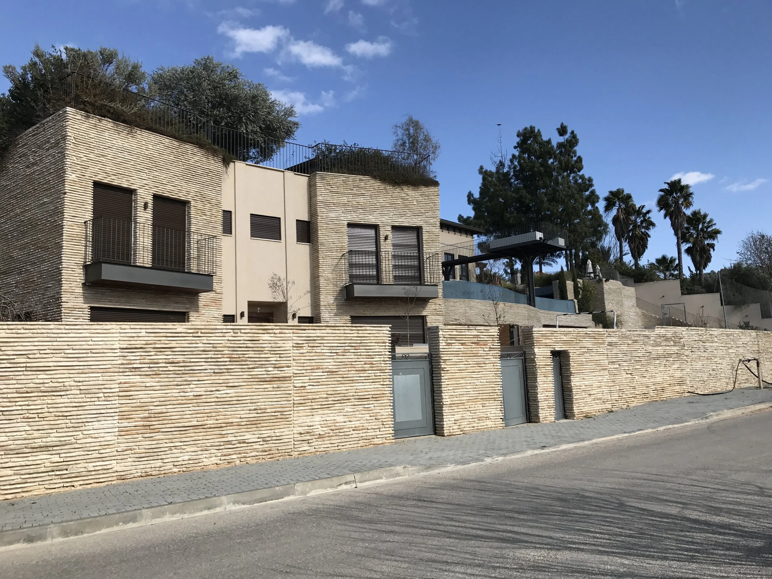  When i planned the balconies details and choose materials i always kept in mind the Bridge Joel Jospe designed , i had to “speak” the same language with it and connect to it in elegant compliment way.        