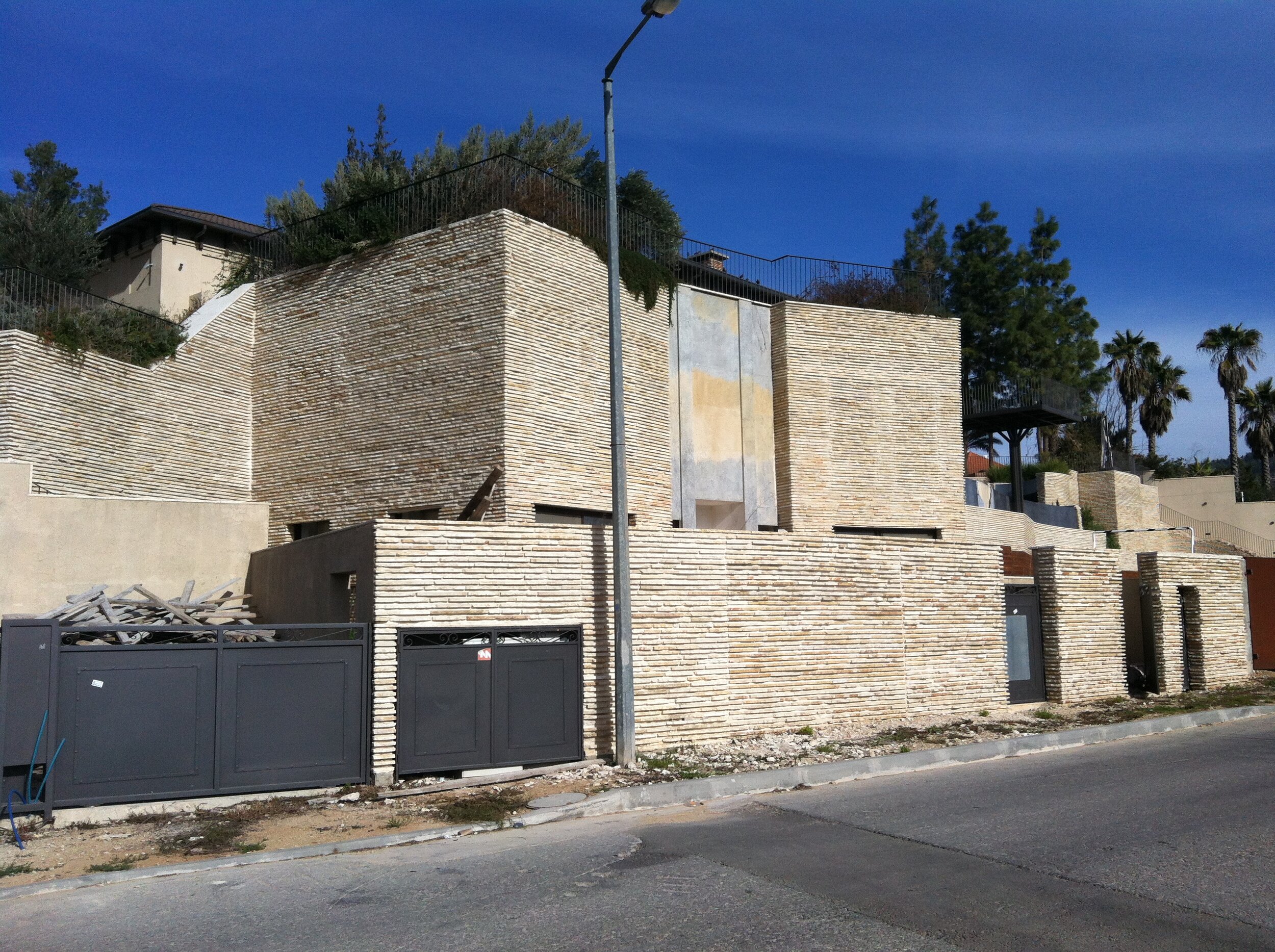  House status at the first walk thru, 19 feet height ceiling no steps…   