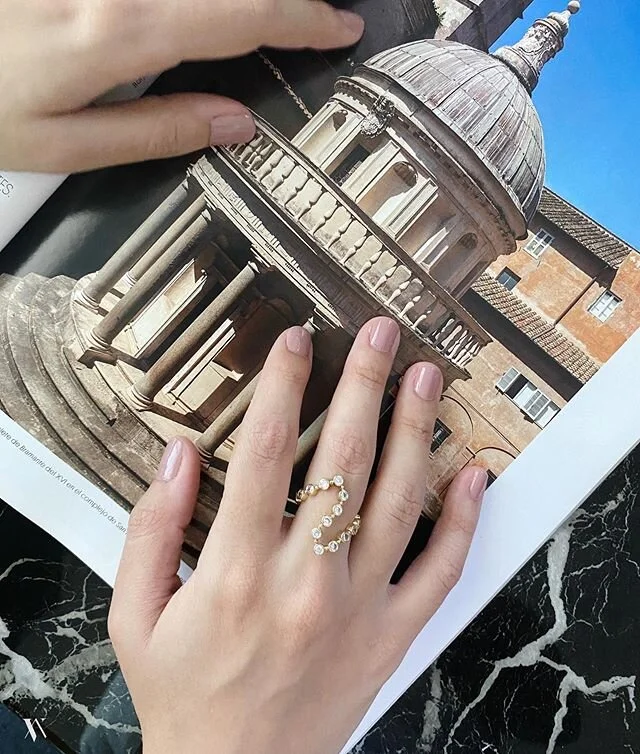 Aunque hoy estar&iacute;amos de camino a buscar piezas especiales ✈️, seguimos dise&ntilde;ando y creando una colecci&oacute;n espectacular para ustedes.

En nuestra p&aacute;gina web podr&aacute;s encontrar much&iacute;simas piezas nuevas como esta 