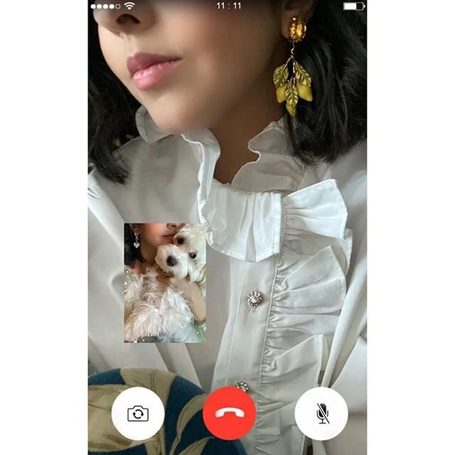 Videollamadas con amigas, con el equipo o con mami... Unos aretes, una buena blusa y estar&aacute;s lista para esas llamadas que a veces llegan de imprevisto!

#overthekeyboarddressing #onlineshopping #casadejoyeros #newlifestyle #earringaddict #cv @