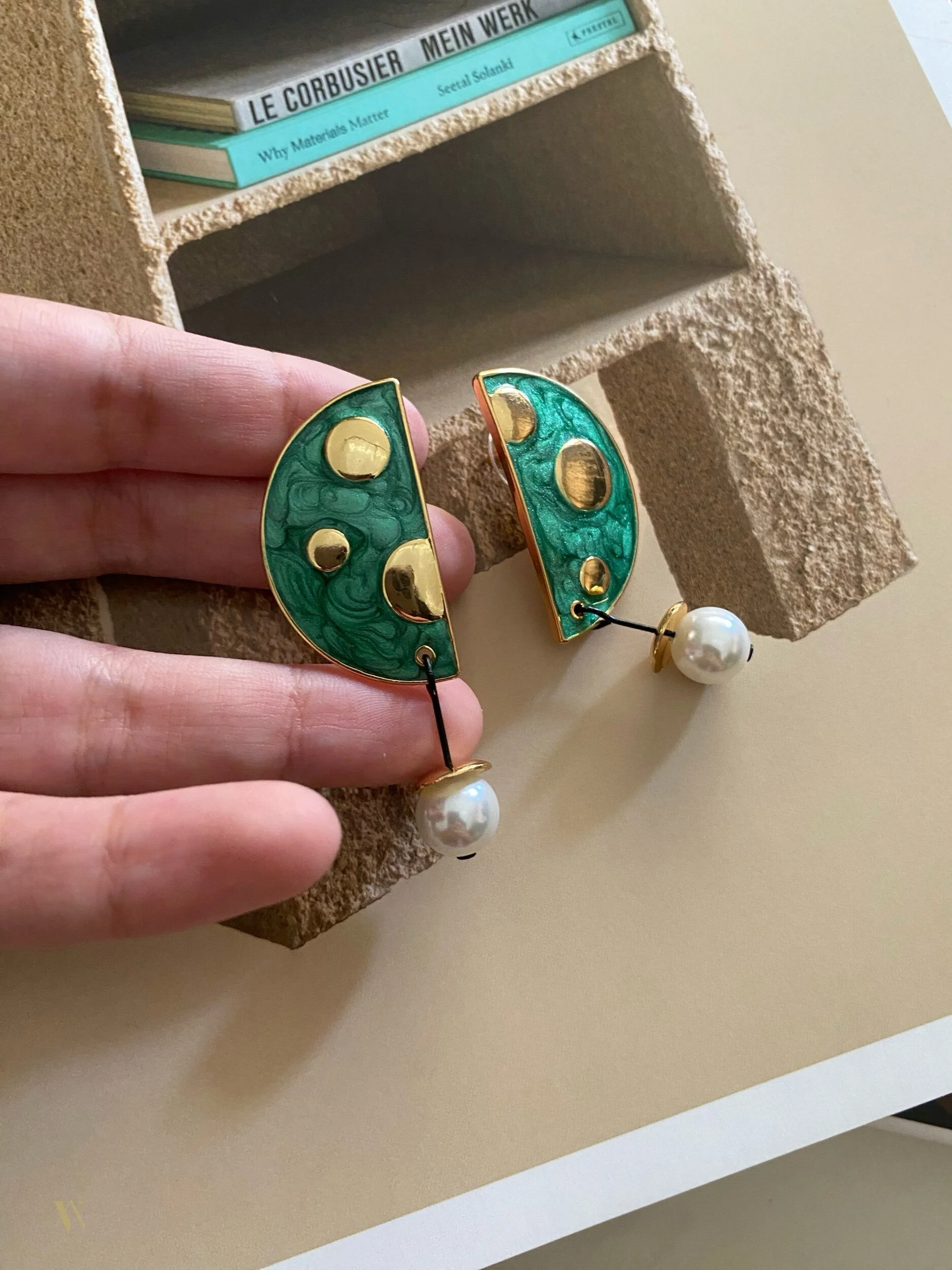 4AD41C86-074E-4D08-BB83-D0F5B2E24804